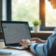Jeune professionnel utilisant un ordinateur pour banque en ligne